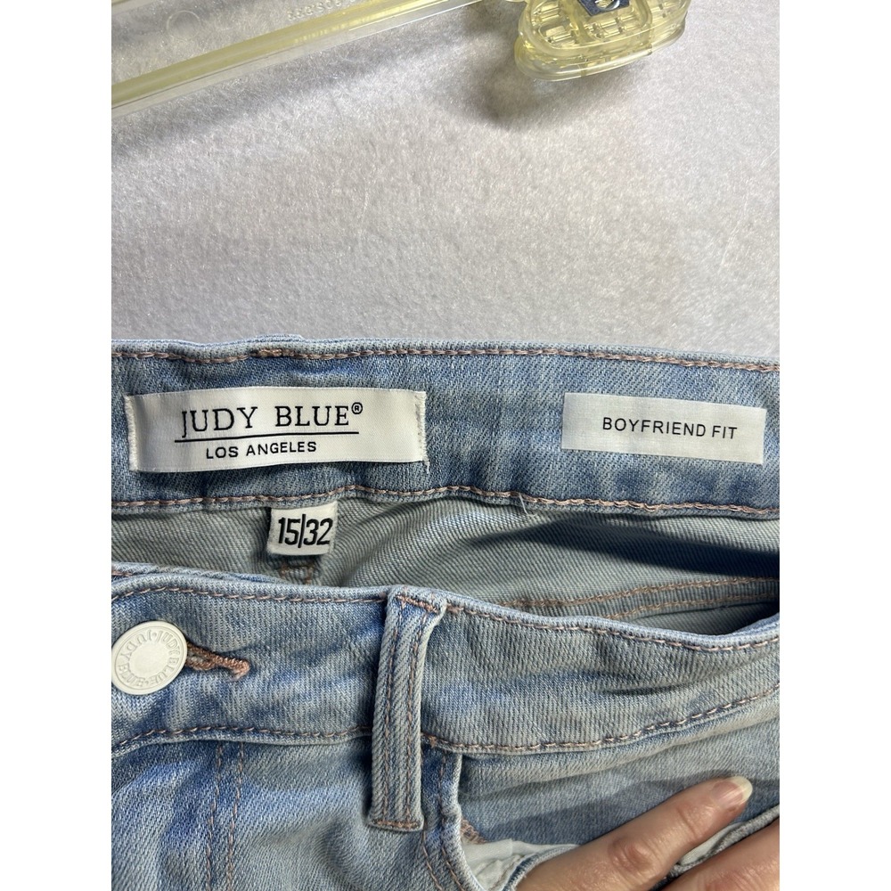 Judy Blue Women's Boyfriend Fit Mid Rise Light Wash Distressed 5-Pocket Jeans - Picture 2 of 8